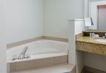 Courtyard by Marriott Chattanooga Downtown has rooms with a private hot tub