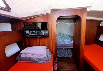 Charmant Voilier chauff   nuit insolite has Balcony rooms