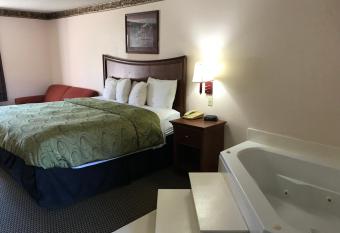 Clairmont Inn & Suites - Warren has rooms with a private hot tub