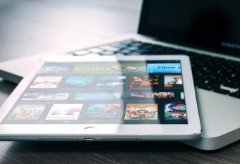 H  tel Saint-Germain Rimouski has rooms with a private hot tub