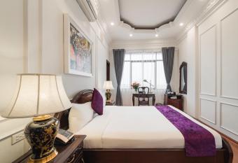 Hanoi Little Town Hotel has rooms with a private hot tub