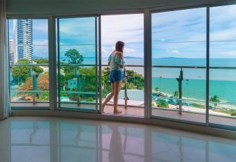 Royal Beach View has Balcony rooms