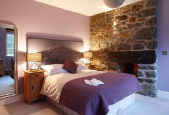 Cross Foxes - Bar Grill Rooms allows 18 year olds to book a room