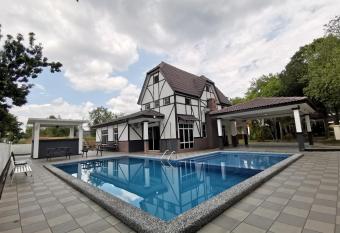 BESLA HOMESTAY LOT986 at A Famosa Resorts Melaka Villa, 5rooms, private pool, BBQ, KARAOKE with surcharge has Balcony rooms