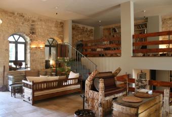 Shulamit Yard has Balcony rooms