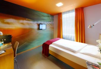Hotel K  nigstein allows 18 year olds to book a room