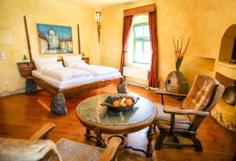 Backstage Hotel allows 18 year olds to book a room