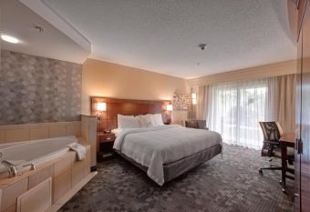 Courtyard by Marriott Wall at Monmouth Shores Corporate Park has Balcony rooms