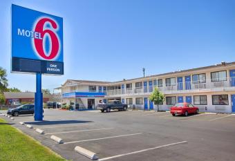 Motel 6-Fresno, Ca - Blackstone North has Smoking rooms