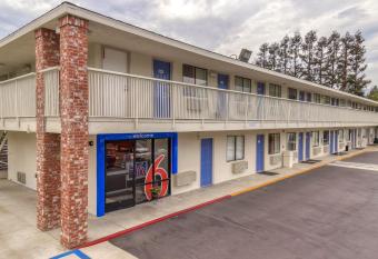 Motel 6-Arcadia, Ca - Los Angeles - Pasadena Area allows 18 year olds to book a room