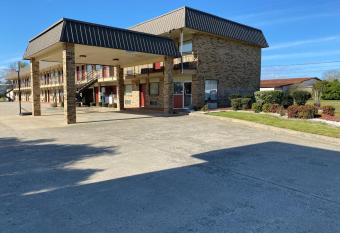 Budget Host Inn - Baxley has Smoking rooms