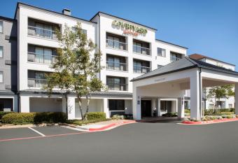 Courtyard Houston Sugar Land/Stafford allows 18 year olds to book a room