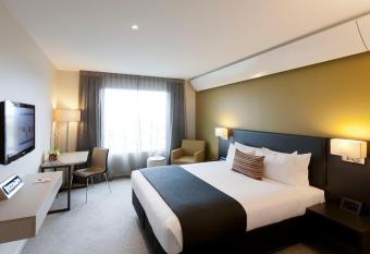 Sudima Auckland Airport allows 18 year olds to book a room