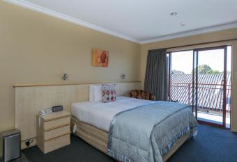 Blenheim Spa Motor Lodge has rooms with a private hot tub