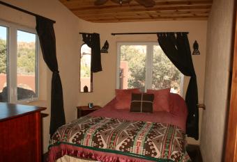 Zion Villa has rooms with a private hot tub