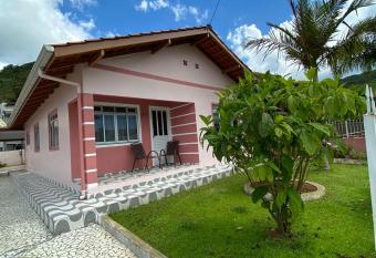 Casa Veraneio em Zimbros - Bombinhas has Smoking/Balcony rooms