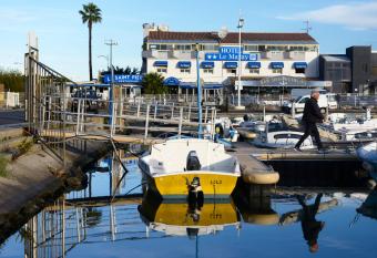 Le Maray has Balcony rooms