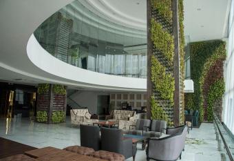 Regenta Central Hotel & Convention Centre Nagpur has rooms with a private hot tub