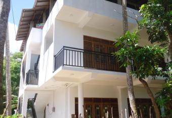 Hiriketiya White House has Balcony rooms