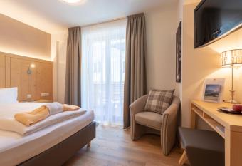 Haus Melitta has rooms with a private hot tub