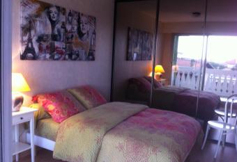 Joli T2 proche de la mer allows 18 year olds to book a room