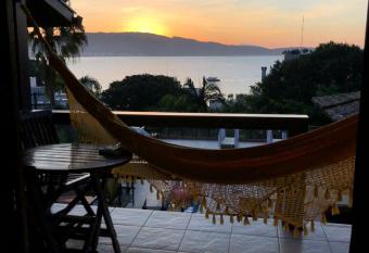 Pousada Palmeiras has rooms with a private hot tub