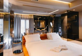 Hotel Egnatia has rooms with a private hot tub