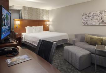 Courtyard Jacksonville Orange Park has Balcony rooms