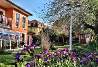 Zentrumsnahe Ferienwohnung has Balcony rooms