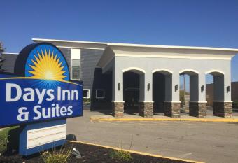 Days Inn & Suites by Wyndham Cincinnati North has Smoking rooms