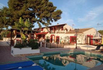 La Vie en Rose has Balcony rooms