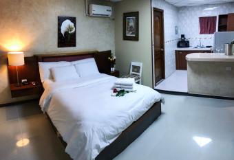 Hotel Casa Miller has rooms with a private hot tub