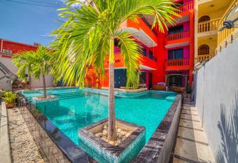 Zihua Mia Hotel Boutique allows 18 year olds to book a room