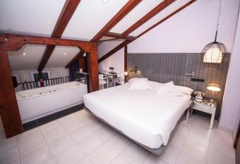 Posada del Le  n de Oro Boutique Hotel has rooms with a private hot tub