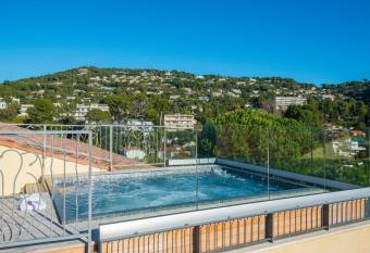 La Bastide de l Oliveraie has rooms with a private hot tub