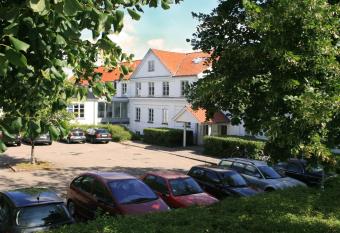 Tune Kursuscenter allows 18 year olds to book a room