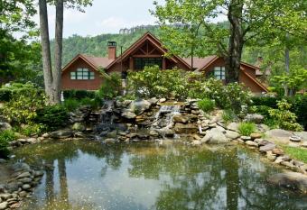 Hilton Vacation Club Bent Creek Golf Village Gatlinburg allows 18 year olds to book a room