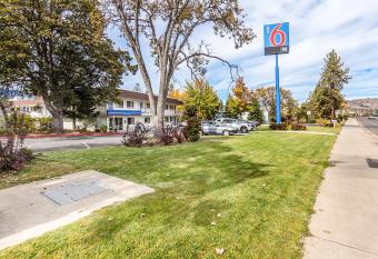 Motel 6 Yreka has Smoking rooms