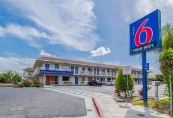 Motel 6 Bakersfield Airport has Smoking rooms