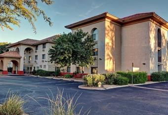 Holiday Inn Express & Suites Phoenix - Mesa West By IHG allows 18 year olds to book a room