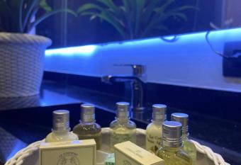 Hotel Zi One Luxury has rooms with a private hot tub