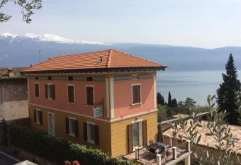 Il sogno sul lago has Balcony rooms