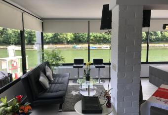 Entre Roche & Meuse has rooms with a private hot tub