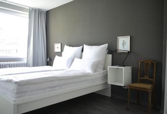 Lebendiges Linden allows 18 year olds to book a room