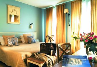 Hotel Le Central allows 18 year olds to book a room