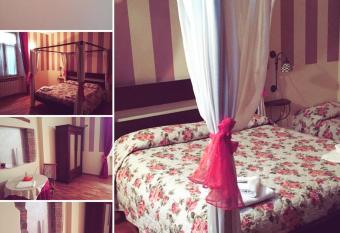 City s House Guest House allows 18 year olds to book a room