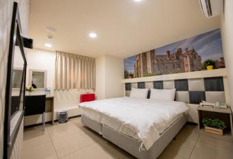 England Vacation Hotel allows 18 year olds to book a room