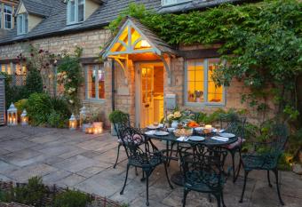 Hook Cottage has Balcony rooms