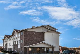 American Inn & Suites Metro Airport has rooms with a private hot tub