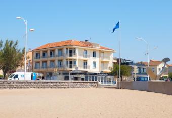 H  tel de la Mer allows 18 year olds to book a room